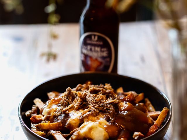 Caribou Café de Village Notre plat signature : Poutine et porc effiloché