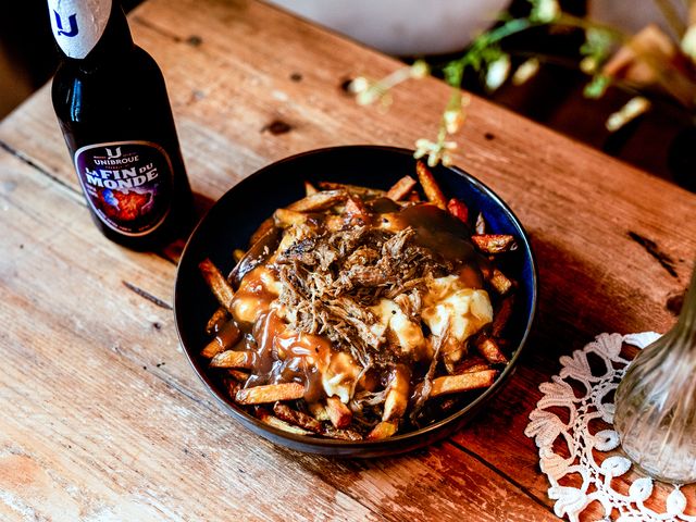 Caribou Café de Village Notre plat signature : Poutine et porc effiloché