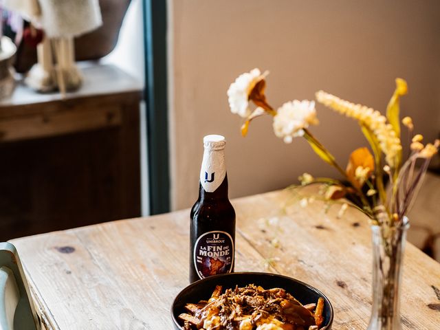 Caribou Café de Village Notre plat signature : Poutine et porc effiloché