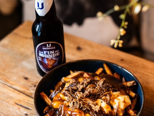 Caribou Café de Village Notre plat signature : Poutine et porc effiloché